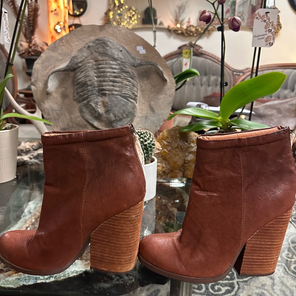 Nyla Evazan rumble booties size 9 brown euc